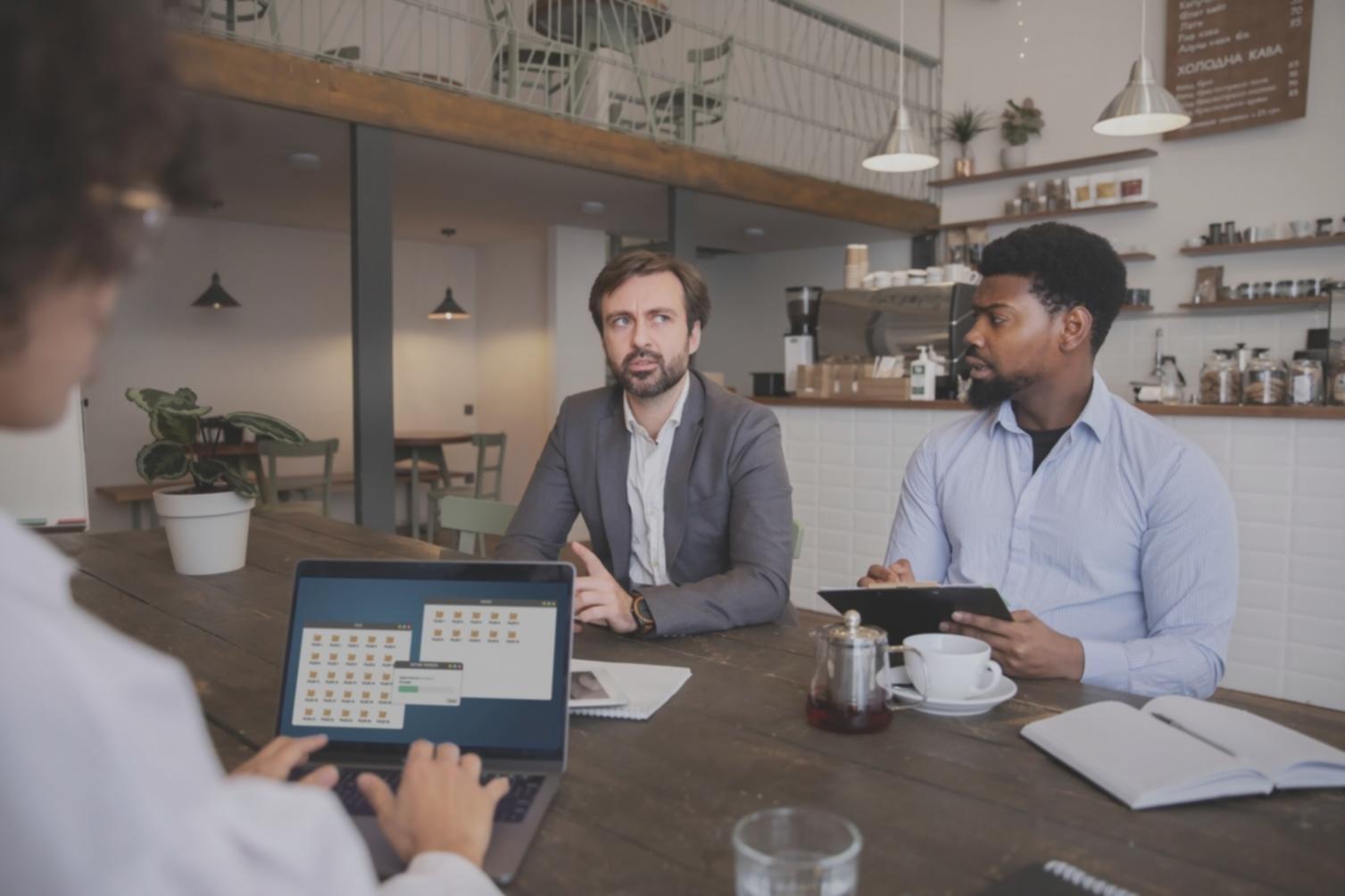 Análisis de datos SEO en pantalla con gráficos de rendimiento