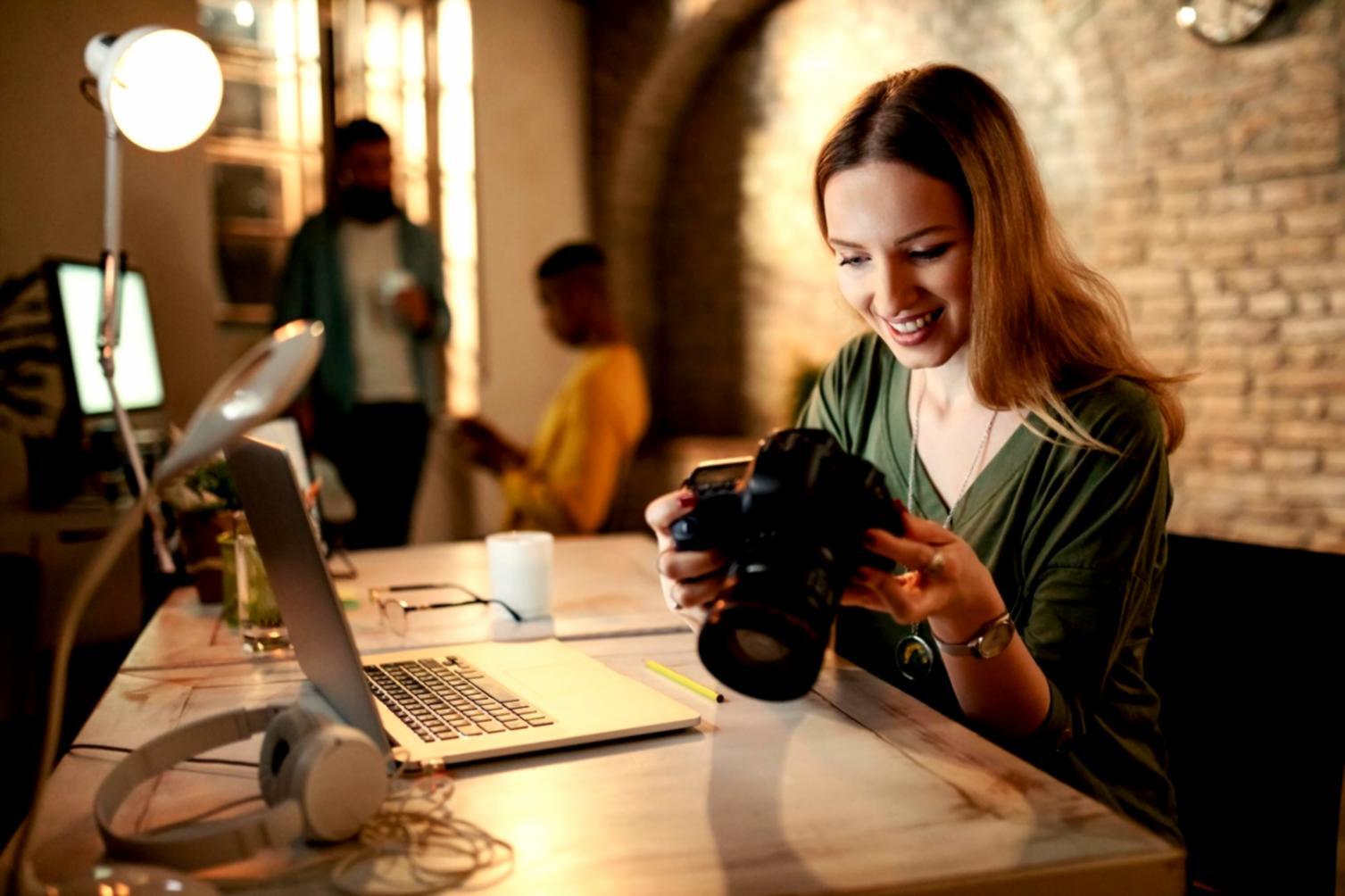 Estudiante trabajando en análisis de datos SEO