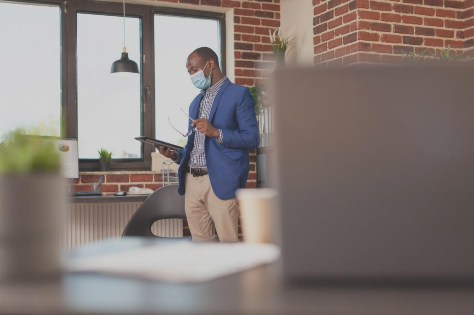 Configuración de escritorio con múltiples pantallas mostrando herramientas de analítica