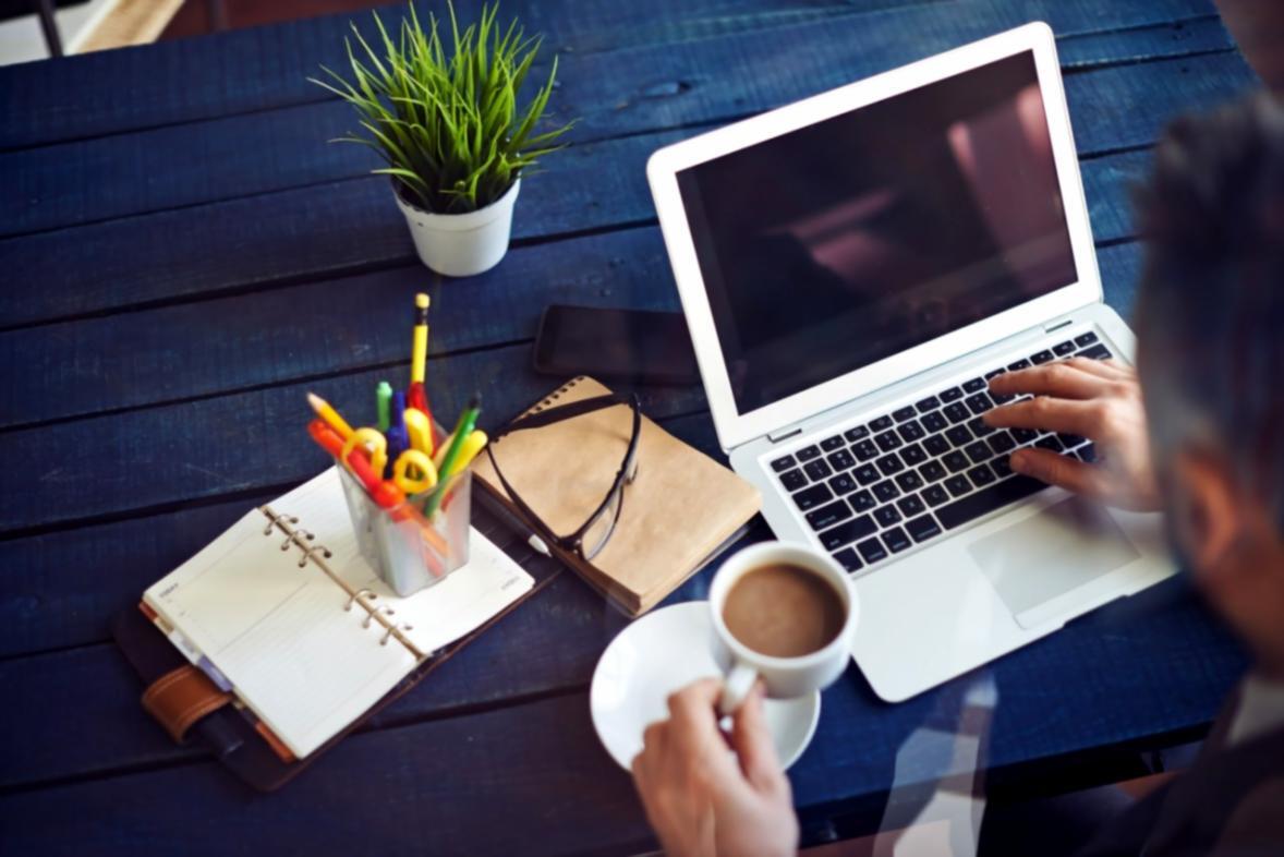 Estudiante trabajando con herramientas analíticas