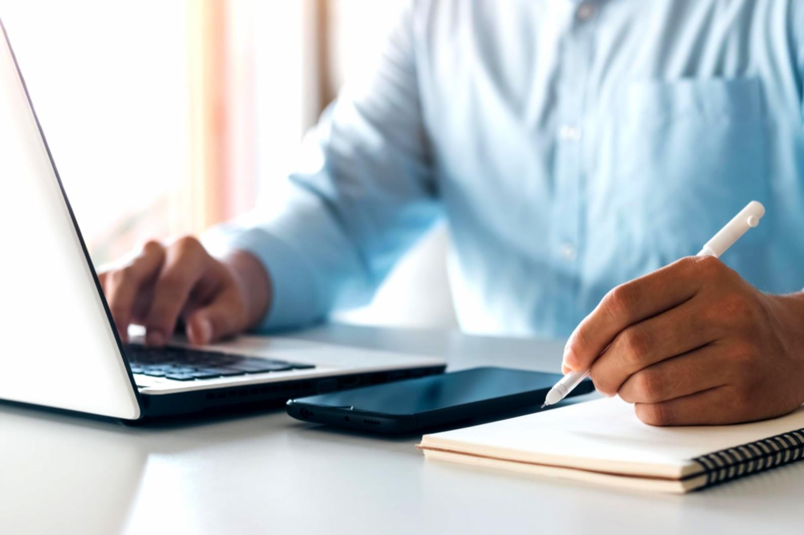 Espacio de trabajo con análisis de datos SEO en pantallas y documentación técnica