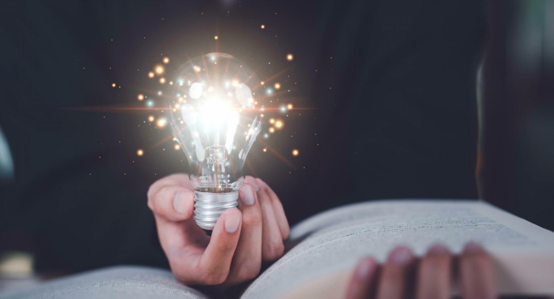 Profesional revisando reportes de analítica web en oficina moderna